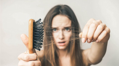 Awas, Kebiasaan Ini Bisa Memicu Kerontokan Rambut!